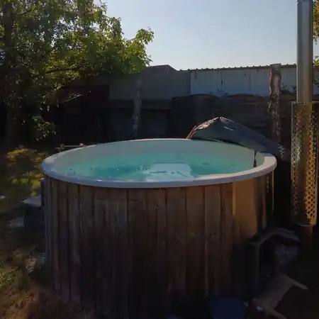Le bain nordique en bois dans le jardin